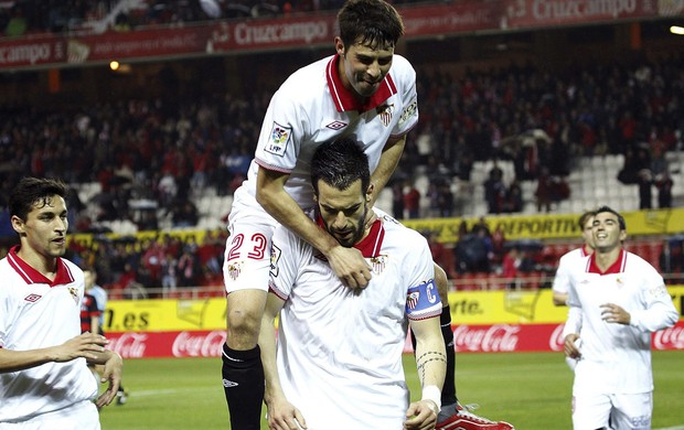 Negredo comemora gol do Sevilla sobre o Celta de Vigo (Foto: EFE)
