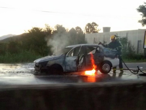 G1 Carro Pega Fogo E SC 401 Fica Interditada Por 30 Minutos Na