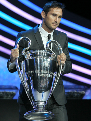 Frank Lampard troféu Liga dos Campeões (Foto: AFP)