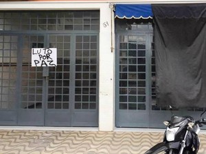 Loja tem portas fechadas em protesto contra violência em Pitangui (Foto: Thiago Carvalho/G1)