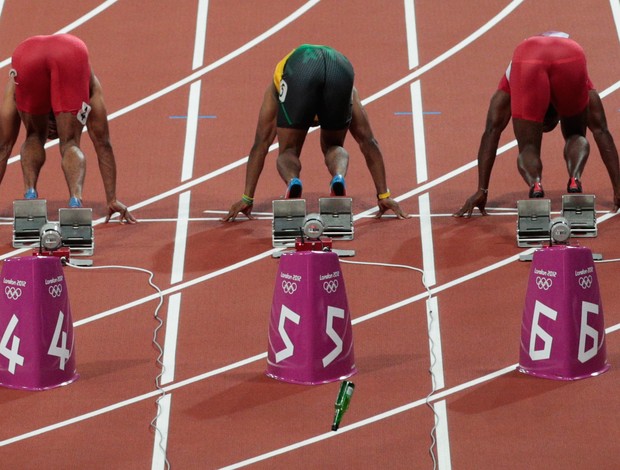 Garrafa atirada contra os velocistas antes da largada da final dos 100m rasos (Foto: Getty Images)