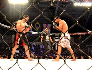 Elias silvério GIovanu Almeida Jungle Fight 42 (Foto: Ivan Raupp / Globoesporte.com)