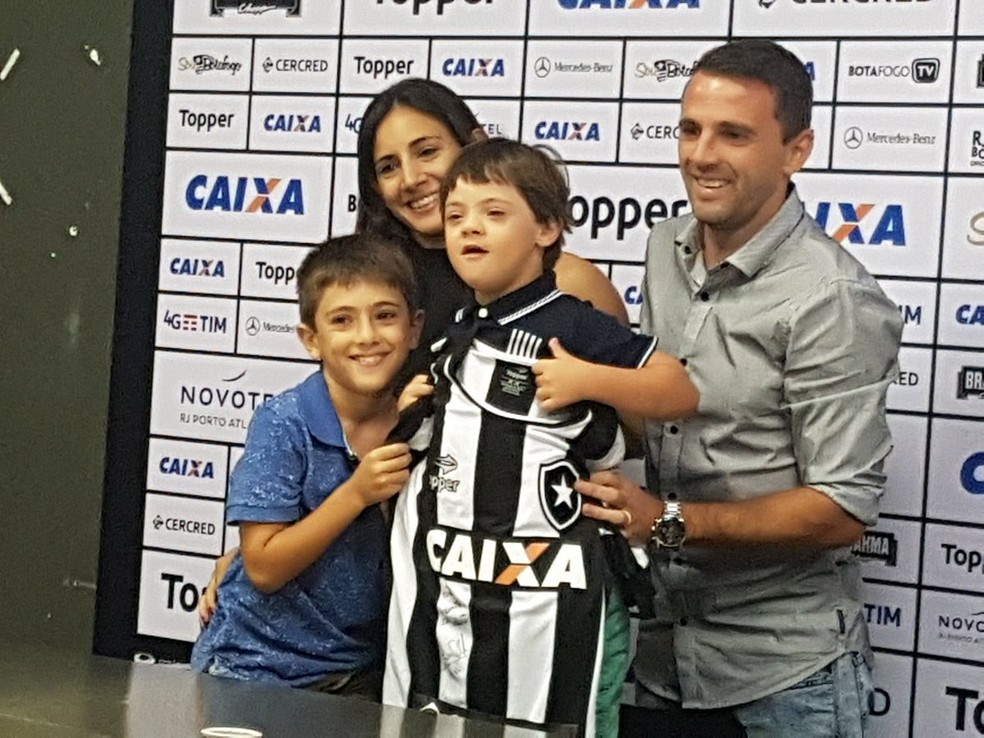 Montillo com a esposa Melina Ianazzo e os filhos Valentin e Santino (Foto: Marcelo Baltar)