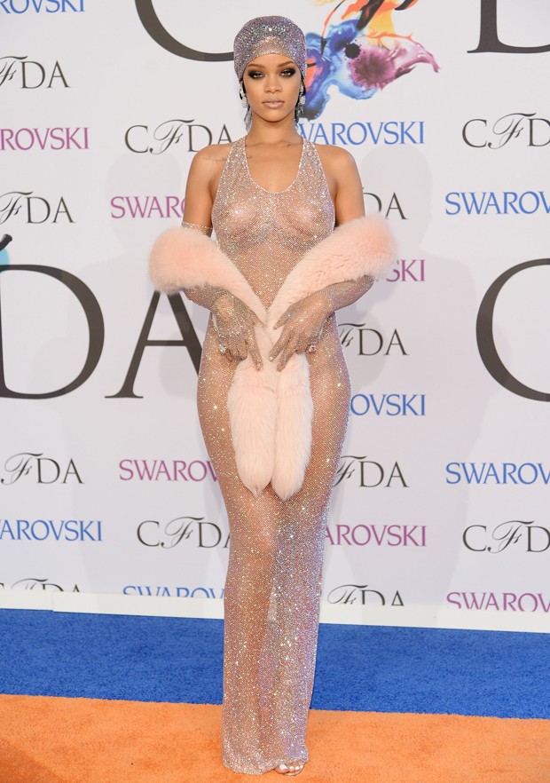 Rihanna brilha com look ousado para receber prêmio do CFDA em Nova York -  Vogue | gente