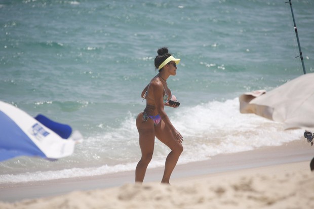 Aline Riscado na Praia da Macumba no Rio (Foto: AgNews / AgNews)