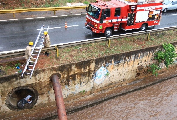 Homem dorme em bueiro, em Goiânia (Foto: Wildes Barbosa/O Popular)