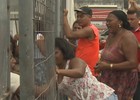 Após motim, familiares derrubam portão de prisão no MA (Reprodução/TV Mirante)