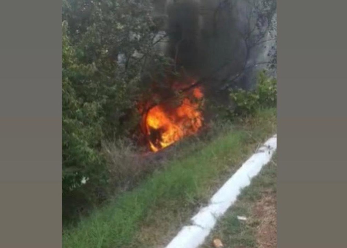 Casal morre carbonizado após carro descer ribanceira e pegar fogo na BR