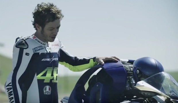 Valentino Rossi foi desafiado a andar na pista com o Motobot (Foto: Reprodução / Youtube)