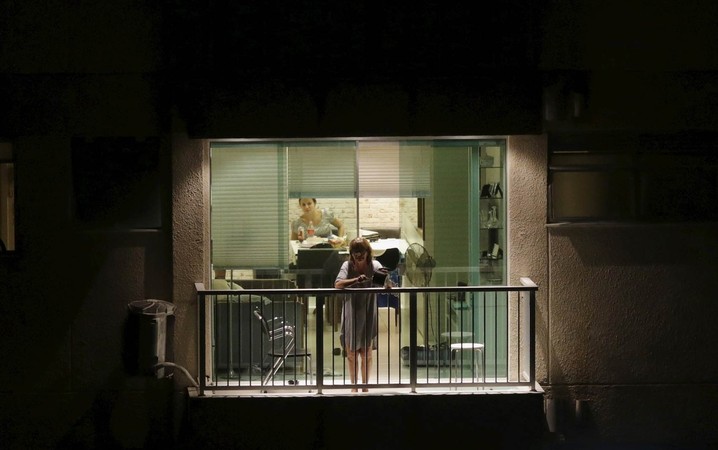 Moradora participa de panelaço da sacada de sua casa no Rio de Janeiro, em protesto contra a nomeação do ex-presidente Lula como ministro-chefe da Casa Civil