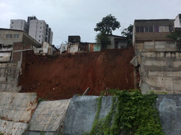 Muro de contenção caiu na manhã desta sexta (22), em Natal (Foto: Francisco Júnior/Inter TV Cabugi)