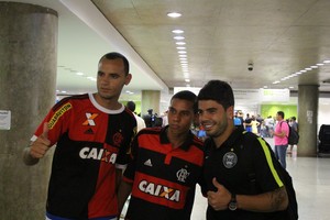 Henrique foi tietado por torcedores do Flamengo (Foto: Lucas Magalhães)