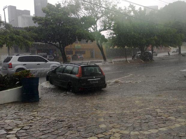 Chuva cai desde o início da manhã em Natal (Foto: Fred Carvalho/G1)