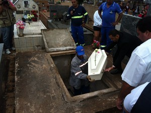 Gêmeos encontrados mortos são enterrados em Uberaba (Foto: Barbara Lemes/G1)