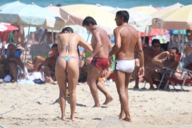  Renato Gaúcho e sua filha na praia de Ipanema, RJ (Foto: Rodrigo dos Anjos / AgNews)
