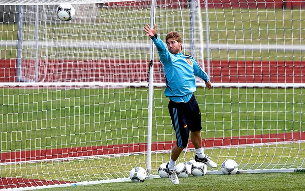 Sergio Ramos no treino da Espanha (Foto: Reuters)