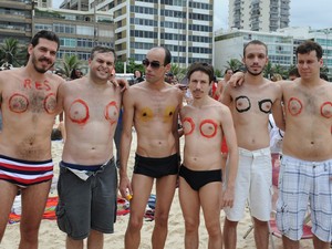 Toplessaço (Foto:  Tasso Marcelo/AFP)