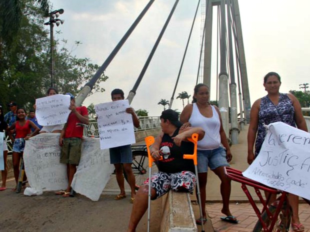 Parentes fazem uma série de protestos na ponte que liga Brasileia a Cobija (Foto: Alexandre Lima/Arquivo pessoal)