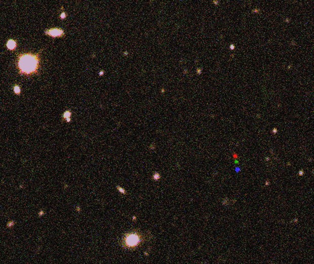 Imagem formada pela conjunção de três fotos mostram deslocamento de planeta-anão: pontos vermelho, verde e azul são mesmo objeto em movimento  (Foto: Sheppard/Canergie Institution for Science)