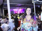 Regina Casé assiste a show em Salvador, na Bahia
