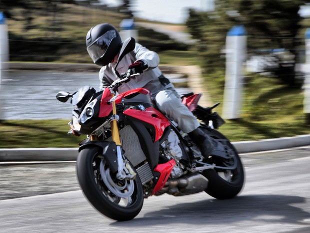 BMW S 1000 R (Foto: Divulgação)