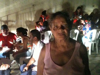 Zilka foi retirada às pressas do casebre onde morava pela filha (Foto: Alexandre Morais / G1)