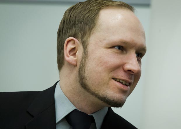 O terrorista de extrema-direita Anders Breivik sorri durante julgamento nesta sexta-feira (11) em Oslo, na Noruega (Foto: AFP)