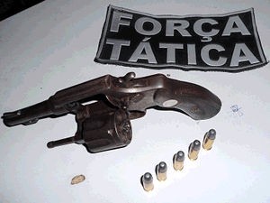 Arma foi encontrada com o suspeiro de assaltar posto de comstíveis (Foto: Divulgação / PM)