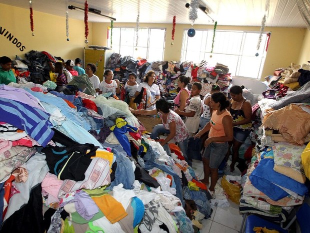 Roupas e agasalhos são arrecadados para a população de Lajedinho (Foto: Haroldo Abrantes/GOVBA)