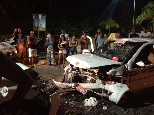 Acidente entre 2 carros na Avenida Pinto de Aguiar deixa feridos na Bahia (Foto: Rafaela Ribeiro/G1)