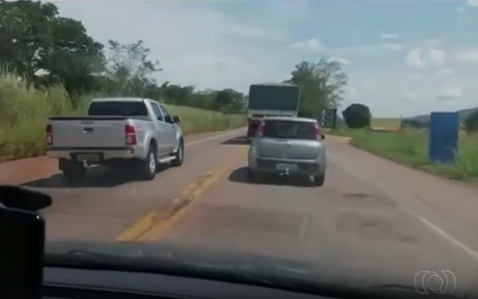 Motoristas foram flagrados ao fazer ultrapassagem irregular na BR-153 (Foto: Reprodução/TV Anhanguera)