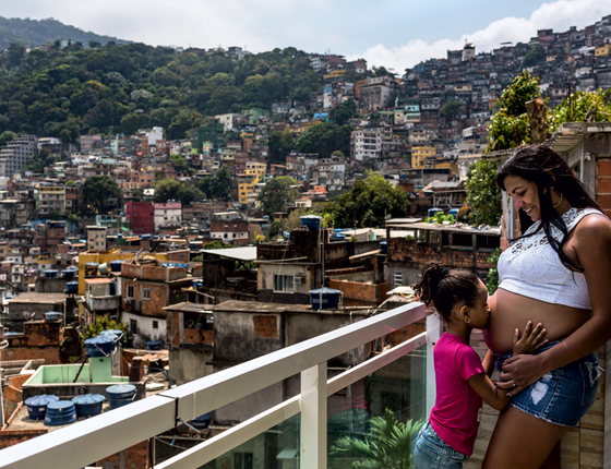 Tatiane e a filha na sacada de casa (Foto: Ana Carolina Fernandes/ÉPOCA)