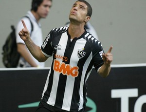 leonardo atlético-mg gol sport (Foto: Paulo Fonseca / Agência Estado)