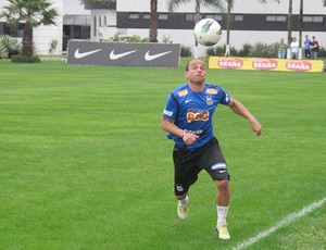 Léo treino Santos (Foto: Marcelo Hazan / Globoesporte.com)