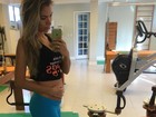 Ex-BBB Adriana mostra barriguinha de grávida em aula de pilates