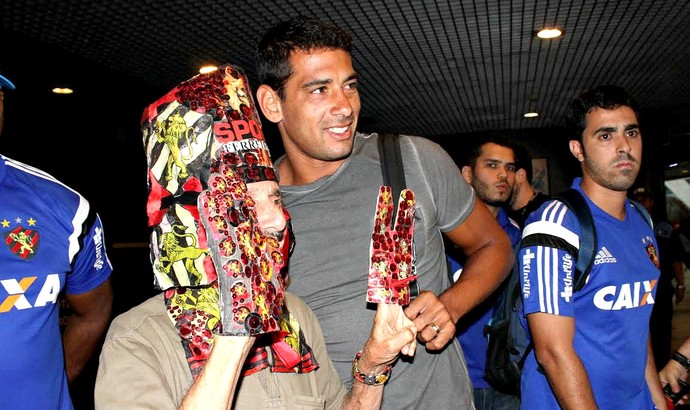 Diego Souza Sport desembarque (Foto: Aldo Carneiro / Pernambuco Press)
