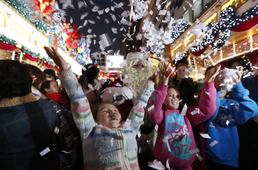 Crianças celebram a chegada do Natal em shopping em Hong Kong