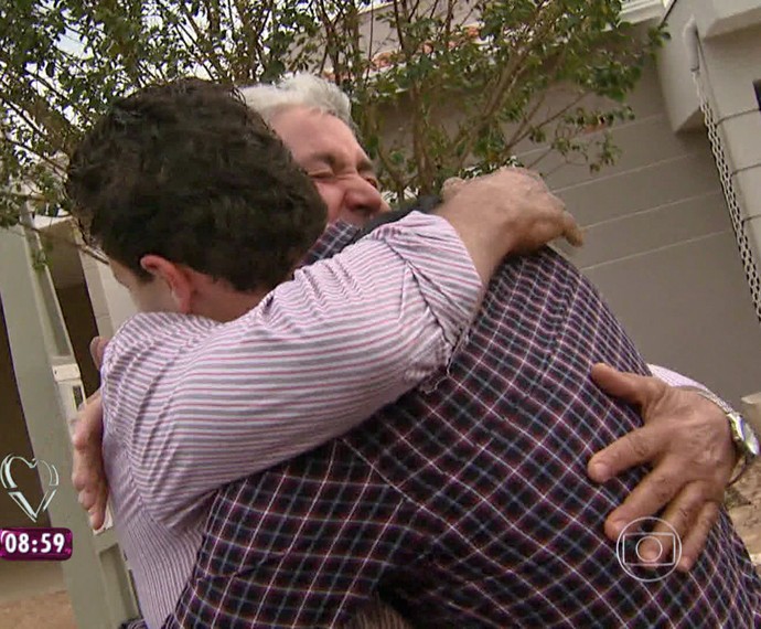 Pedro Leonardo dá abraço emocionado em Iridon Martins (Foto: Mais Você/TV Globo)