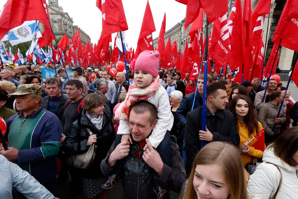 Membros do Partido Social Democrata e simpatizantes participam de marcha do Dia do Trabalhador em Kiev, na Ucrânia, nesta segunda-feira, dia 1º de maio de 2017 (Foto: Sergei Chuzavkov/AP)