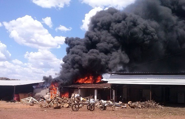 Incêndio destrói depósito de pneus em Itapuranga, Goiás (Foto: Marcio Uanderson Rodrigues/ VC no G1)