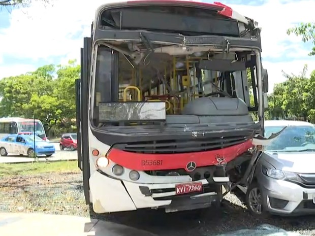 Ônibus bateu e invadiu estacionamento de hospital em Bangu, na Zona Oeste do Rio (Foto: Reprodução/TV Globo)