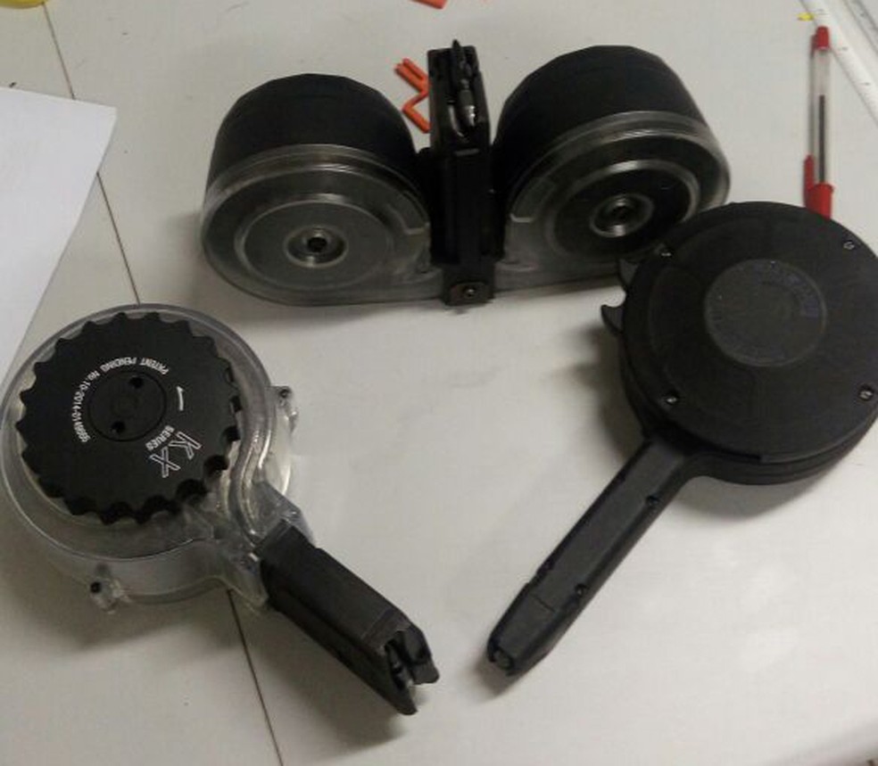 Armas, drogas e muni&ccedil;&otilde;es estavam em um fundo falso de um caminh&atilde;o (Foto: Pol&iacute;cia Militar/Cedida)