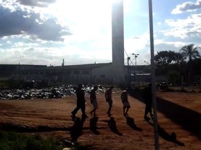 Presos do semiaberto fogem do Centro de Prisão Provisória (CPP) em Goiânia, Goiás (Foto: Reprodução/TV Anhanguera)