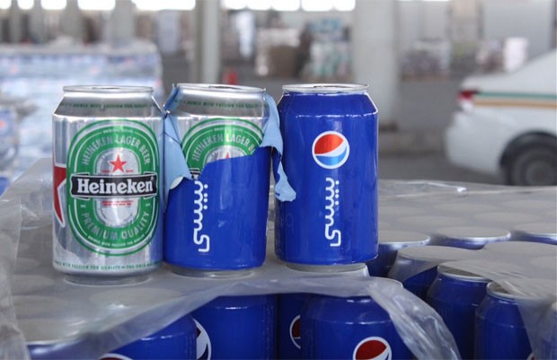 Em outra cena bizarra, um contrabandista 'transformou' latas de cerveja em de refrigerante, mas acabou descoberto (Foto: Reprodução/Twitter/ksacustoms)