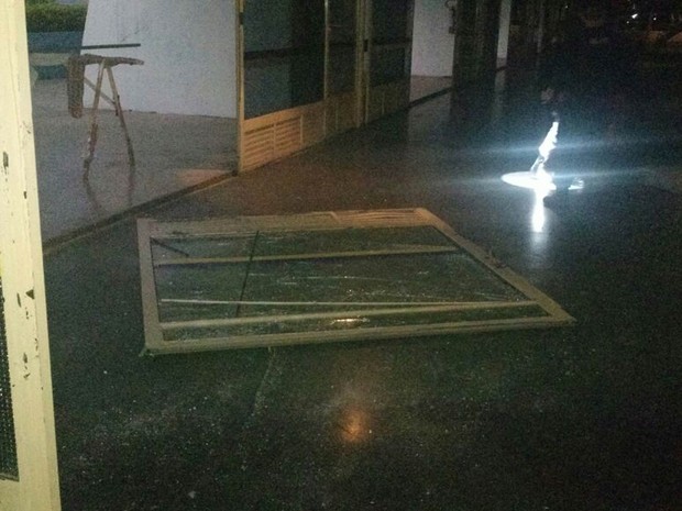 Porta de entrada à área social do clube foi destruída após explosão nesta sexta-feira (30) (Foto: Corpo de Bombeiros/Divulgação)