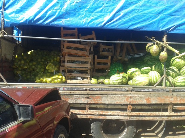 Carro parou depois de atingir um caminhão de frutas (Foto: Michelly Oda / G1)