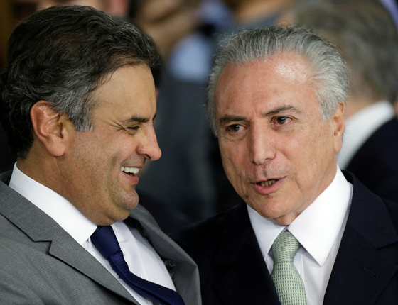 O senador Aécio Neves e o presidente Michel Temer.Eles se livram pelo desgaste da delação (Foto: Ueslei Marcelino/Reuters)