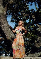 Em ensaio de moda, Juliana Silveira dá boas-vindas à primavera e posa com looks florais