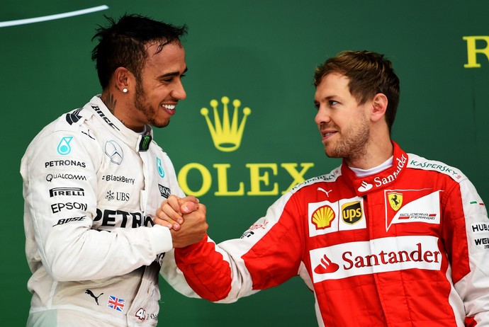 Sebastian Vettel cumprimenta Lewis Hamilton no pódio do GP dos EUA (Foto: Getty Images)