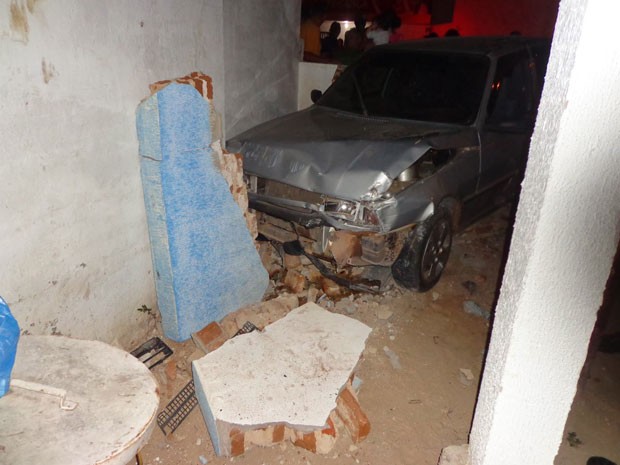 Veículo derrubou muro de posto de saúde em Currais Novos, RN (Foto: Jaime Júnior / Soldado da PM)
